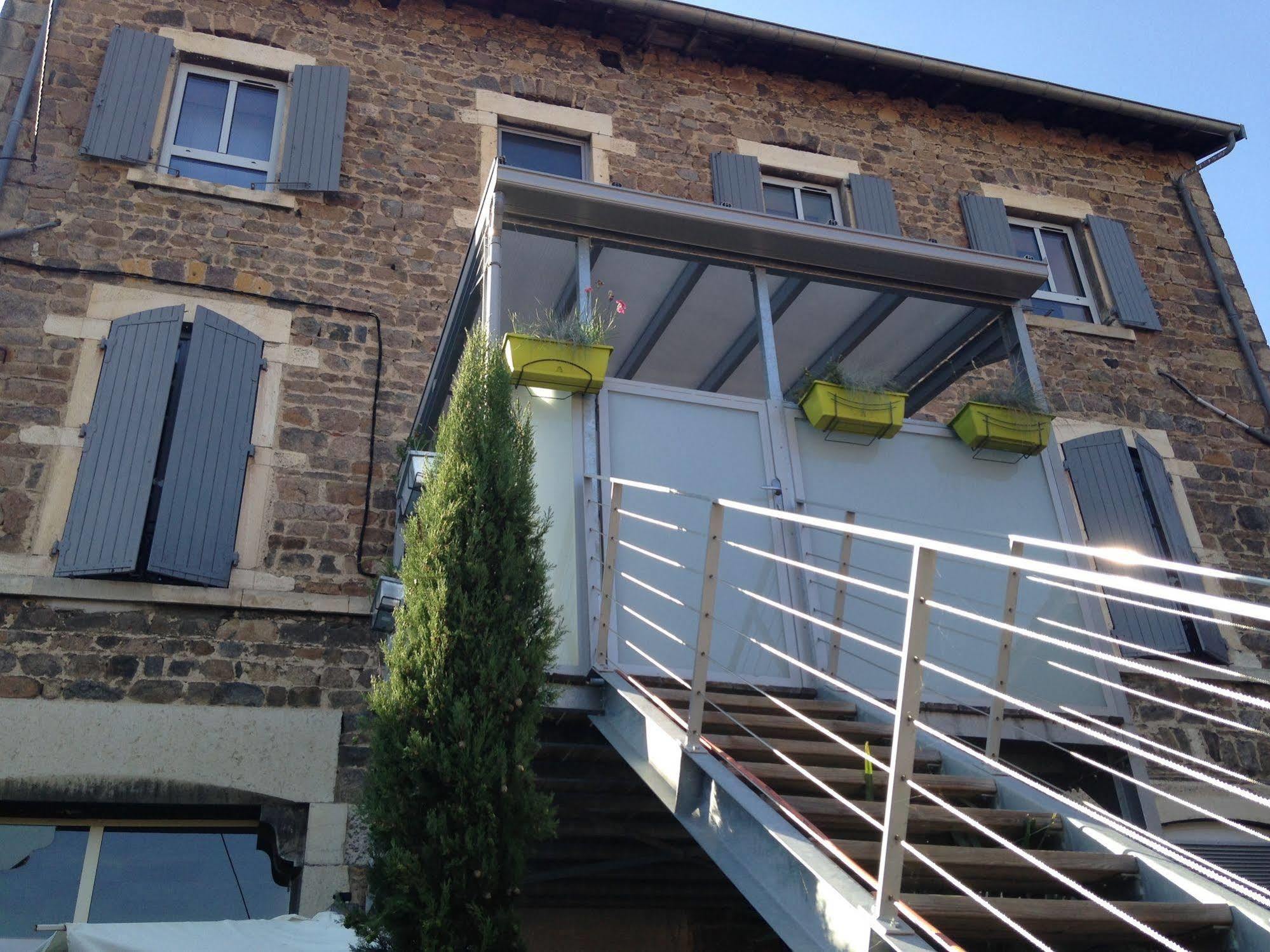 Aux Pierres Magiques Bed & Breakfast
