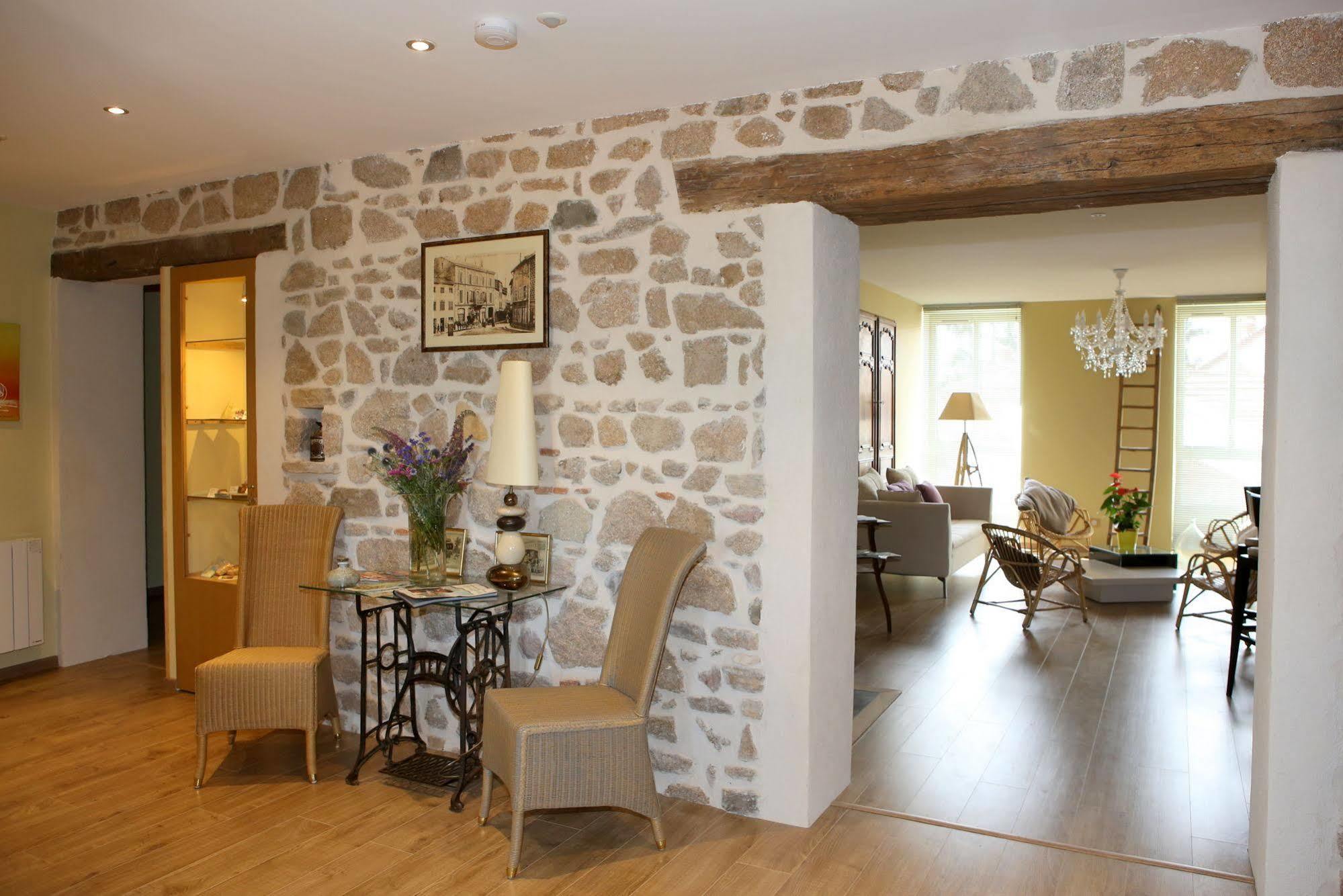 Aux Pierres Magiques Bed & Breakfast 3*